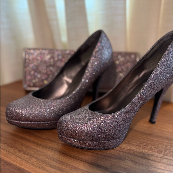 4” Sparkling heels with matching clutch - Picture 2 of 9